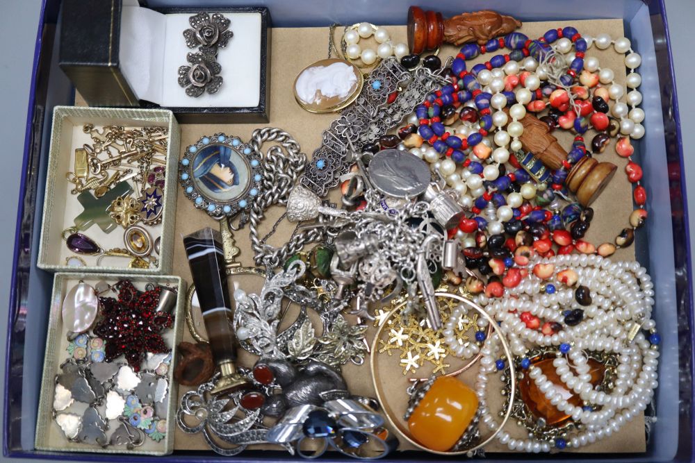 A quantity of mixed Victorian and later jewellery